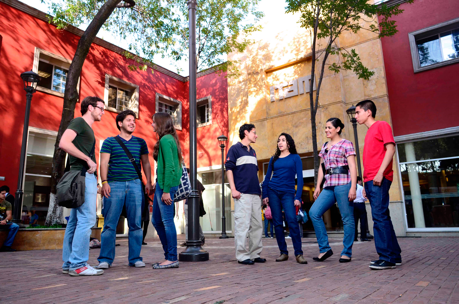 Alumnos plaza roja, ITAM, campus Río Hondo